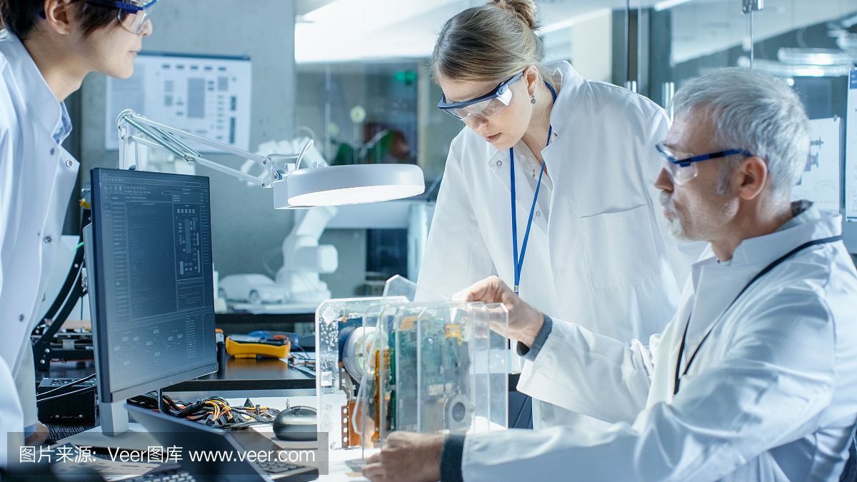 科學(xué)家團(tuán)隊(duì)選擇印刷電路板與工作。在背景技術(shù)先進(jìn)的科研中心。