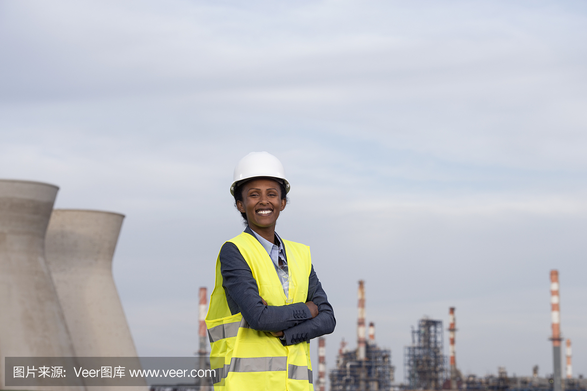 在化工廠工作的女商人。